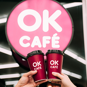 【OKmart】品咖啡☕️這杯很「OK」，OK CAFÉ莊園級拿鐵再升級！有著黑巧克力般的回韻~大杯莊園級拿鐵4杯+職人奶酥麵包4個