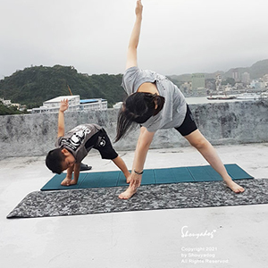 【居家運動】QMAT瑜珈設計 MIT環保輕巧瑜珈折墊 摺疊瑜珈墊 紓壓滾輪 媽媽在家也可以輕鬆運動